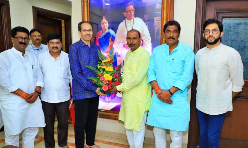 यावेळी उद्धव ठाकरे यांनी या पक्षप्रवेशावर भाष्य केलं आणि पत्रकारांच्या प्रश्नांनाही उत्तर दिलं.