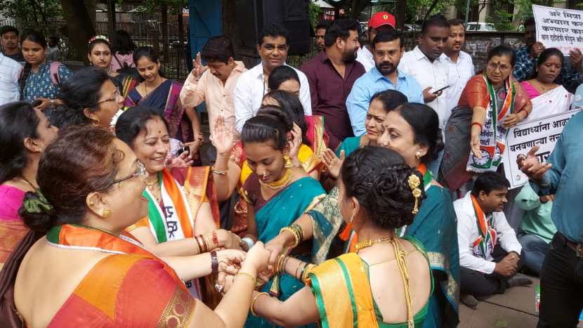 यावेळी महिला कार्यकर्त्यांनी मंगळागौरीचे खेळ खेळत आंदोलनात सहभाग नोंदवला.