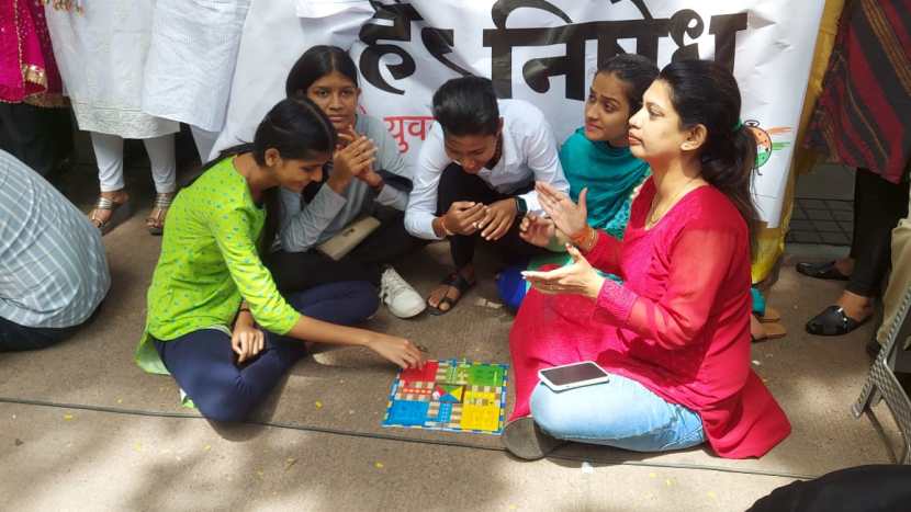 तरुणींनी बैठक मांडत सापशिडीची खेळ सुरू केला