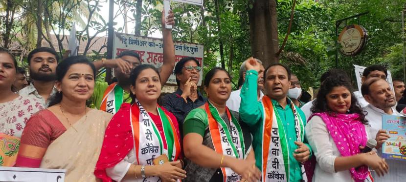 या विधानाच्या पार्श्वभूमीवर आज पुण्यात विद्यार्थी आणि राज्य सरकारचे विरोधक आक्रमक झाले असून, ठिकठिकाणी आंदोलन केले जात आहे.