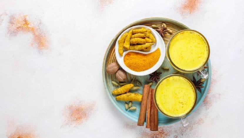 आल्यामध्ये अनेक गुणधर्म असतात, जे आपल्या शरीराला निरोगी ठेवण्यास मदत करतात. आयुर्वेदात त्याचे विशेष महत्त्व सांगितले आहे. आले आणि दूध एकत्र करून पिल्याने पावसाळ्यात या आरोग्याच्या समस्यांपासून सुटका मिळू शकते.
