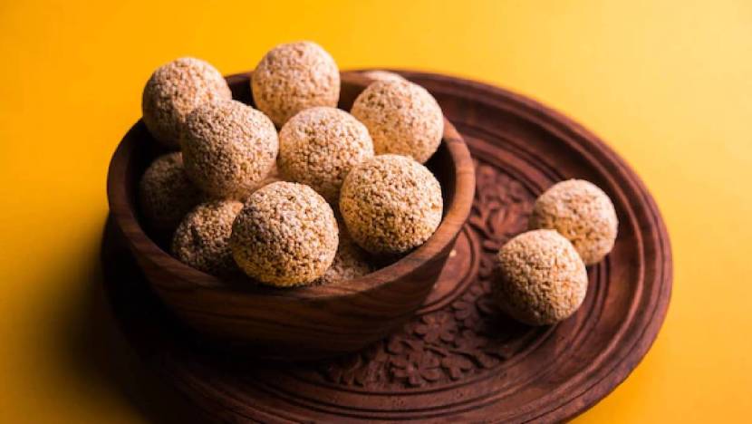 तिळाचे लाडू: तीळ, गूळ, शेंगदाणे आणि सुखं खोबरं यांपासून तयार केलेले हे लाडू भगवान गणेशाला नैवेद्य म्हणून आवडतील. (Photo: Freepik)