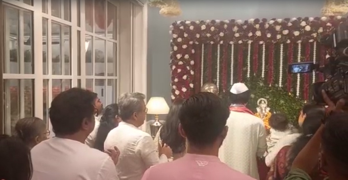 मनेसे नेते राज ठाकरे यांच्या घरीही बाप्पाच्या मुर्तीची प्राप्रतिष्ठापणा करण्यात आली. यावेळी अमित ठाकरे यांनी बाप्पाची आरती ओवाळत पुजा केली.