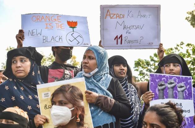 मुंबईतील दादर येथे बिल्किस बानोच्या समर्थनार्थ नागरिक रस्त्यांवर फलक घेऊन उभे होते.