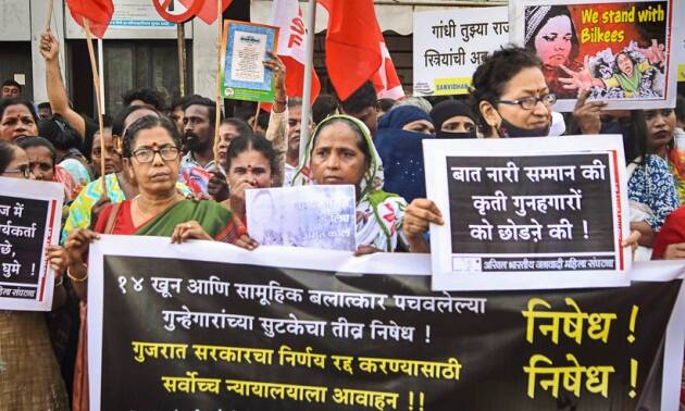 गुजरात सरकारने बिल्किस बानोच्या खटल्यातील दोषींना सुनावलेली शिक्षा माफ केल्याच्या विरोधात कार्यकर्ते आणि विविध महिला संघटनांच्या सदस्यांनी बंगळुरू येथील स्वातंत्र्य उद्यानात आंदोलन केले. (पीटीआय)