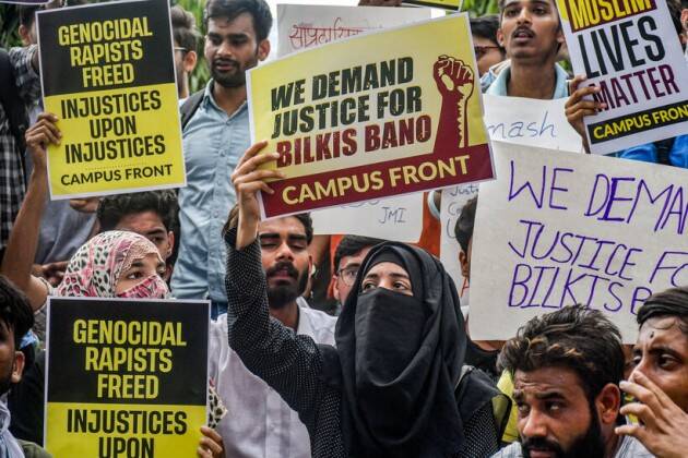 जामिया मिलिया इस्लामिया युनिव्हर्सिटीच्या विद्यार्थ्यांनी गुजरात सरकारने बिल्किस बानोच्या खटल्यातील दोषींना सुनावलेली शिक्षा माफ केल्याच्या विरोधात नवी दिल्लीत निदर्शने केली. (पीटीआय)