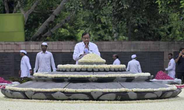 ज्येष्ठ काँग्रेस नेते पी. चिदंबरम यांच्याकडून राजीव गांधींनी श्रद्धांजली अर्पण