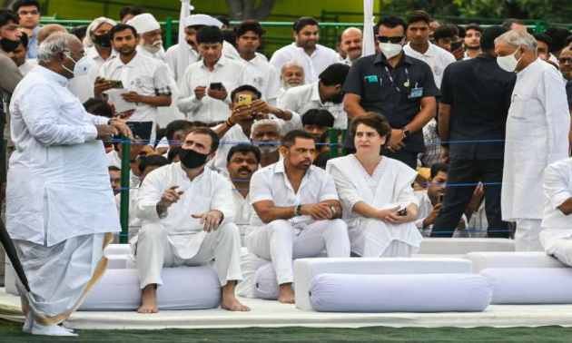 दिल्लीच्या वीरभूमीतील श्रद्धांजली कार्यक्रमात राहुल गांधी, प्रियांका गांधी-वाड्रा, रॉबर्ट वार्डा आणि मल्लिकार्जून खर्गे उपस्थित होते.