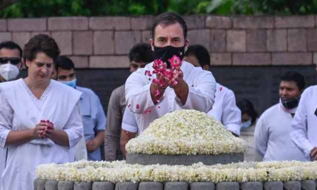 दिल्लीतील वीरभूमीत काँग्रेस नेते राहुल गांधी यांनी राजीव गांधींना श्रद्धांजली अर्पण केली.