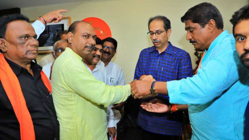 या पत्रकार परिषदेत उद्धव ठाकरेंनी राष्ट्रीय स्वयंसेवक संघ, हिंदूत्व, दसरा मेळावा, बंडखोर एकनाथ शिंदे गट, राहुल गांधी, काँग्रेस आणि गुलाम नबी आझाद यांच्यावरही भाष्य केलं. यातील प्रमुख १५ मुद्दे खालीलप्रमाणे…