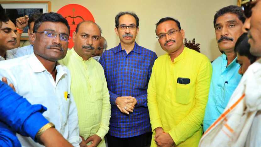 २. मला एका गोष्टीचा अभिमान वाटतो आणि आश्चर्यदेखील वाटतं. सर्वसामान्यपणे सत्ताधारी पक्षांकडे पक्षप्रवेशासाठी रांग लागते. मात्र, आज प्रथमच महाराष्ट्रात वेगळं चित्र दिसत आहे - उद्धव ठाकरे