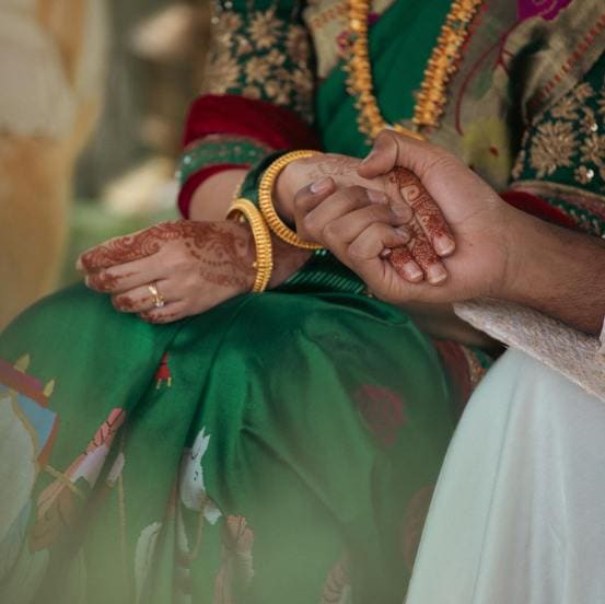 यावेळी सोनालीने छान हिरव्या रंगाची पैठणी परिधान केल्याचे पाहायला मिळत आहे.