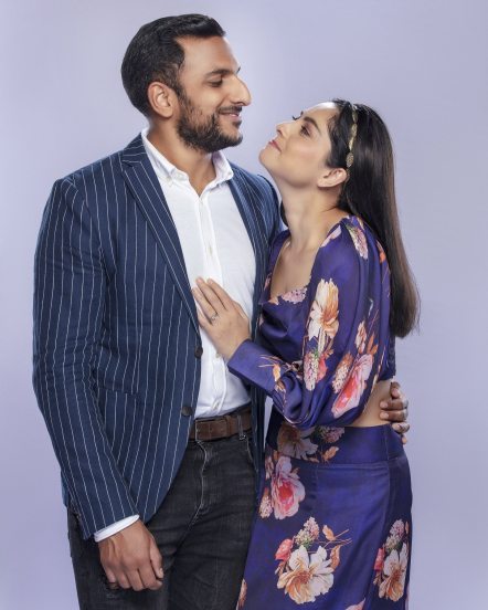या फोटोत सोनाली आणि कुणाल या दोघांचे चेहरे दिसत नाही.