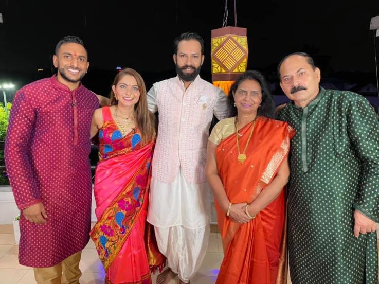 तर दुसऱ्या फोटोत सोनाली ही सप्तपदी चालताना दिसत आहे.