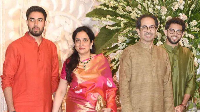 तेजस ठाकरे हे शिवसेना पक्षप्रमुख आणि उद्धव ठाकरे यांचे धाकटे सुपुत्र आहेत.