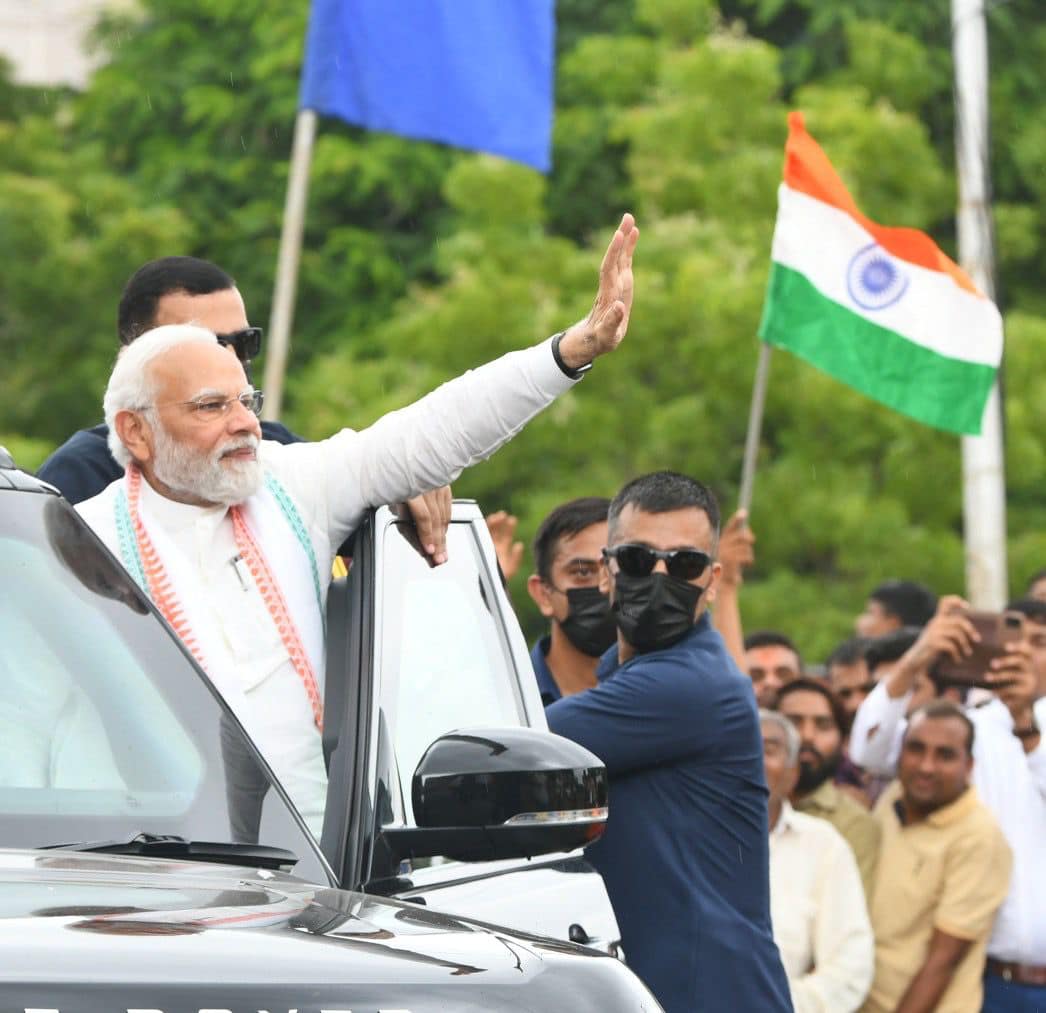हात हलवत मोदींनी उपस्थित नागरिकांचे आभार मानले.