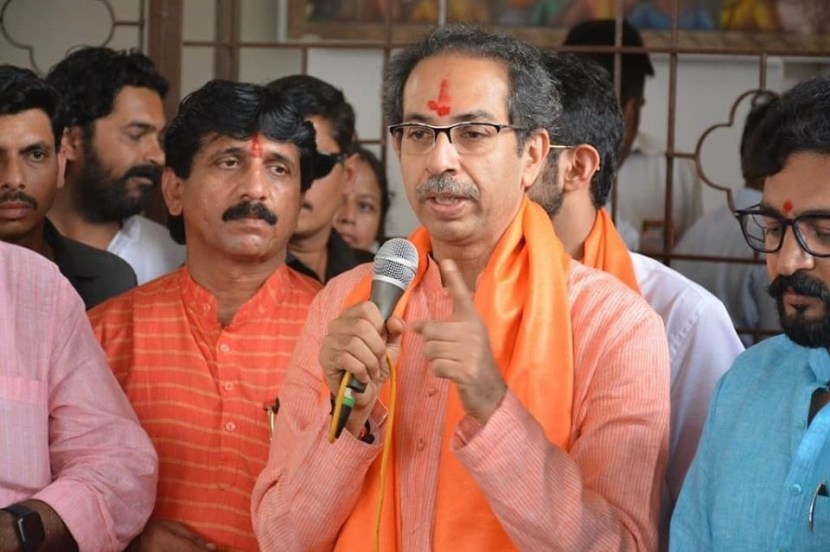 “दोन ते तीन पातळ्यांवर आपली लढाई सुरु आहे. रस्त्यावरील लढाईत आपण काही कमी पडणार नाही. कोर्टातही सुनावणी सुरु आहे. तिसऱी लढाई म्हणजे शपथपत्र आणि सदस्य नोंदणी आहे. विषय गंभीर असून अर्ध्यात सोडू नका,” असं आवाहन उद्धव ठाकरे यांनी शिवसैनिकांना केलं.