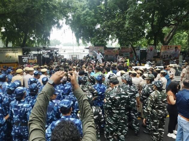 निषेधापूर्वी, दिल्ली पोलिसांनी बुधवारी मोर्चाला परवानगी नाकारणारे पत्र पक्षाला पाठवले. संपूर्ण राजधानीत मोठा पोलीस बंदोबस्त तैनात करण्यात आला होता. (एक्स्प्रेस फोटो)