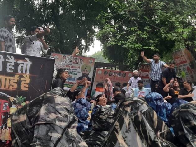 महागाई, बेरोजगारी आणि जीएसटीविरोधात काँग्रेस कार्यकर्त्यांनी आणि नेत्यांनी शुक्रवारी दिल्लीत निदर्शने केली. (एक्स्प्रेस फोटो)