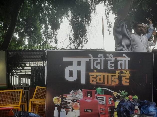 आंदोलनात काँग्रेस कार्यकर्ते आणि नेत्यांनी ‘मोदी है तो मेहेंगे है’ असे लिहिलेले पोस्टर हातात घेतले होते. हे छायाचित्र नवी दिल्लीतील एआयसीसी मुख्यालयाबाहेर काढण्यात आले आहे. (एक्स्प्रेस फोटो)