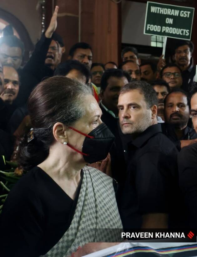 काँग्रेस अध्यक्षा सोनिया गांधी यांनी या आंदोलनाचे नेतृत्व केले. पक्षाचे नेते राहुल गांधीही उपस्थित होते. (एक्स्प्रेस फोटो प्रवीण खन्ना)