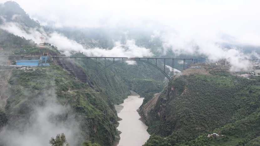 हा ब्रीज मुंबईस्थित पायाभूत सुविधा क्षेत्रातील अ‍ॅफकॉन्स इन्फ्रास्ट्रक्चर लिमिटेड या कंपनीमार्फत बांधला जात आहे.