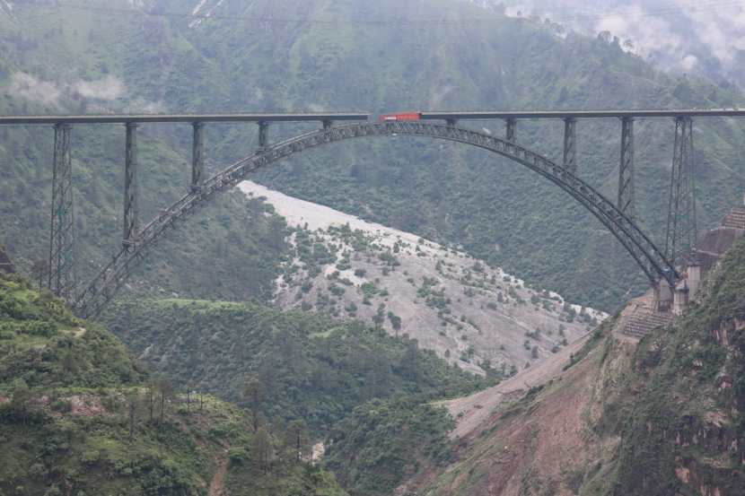 काम पूर्ण झाल्यानंतर हा ब्रिज पॅरिसमधील आयफेल टॉवर (Eiffel Tower) पेक्षा 35 मीटर उंच असेल.