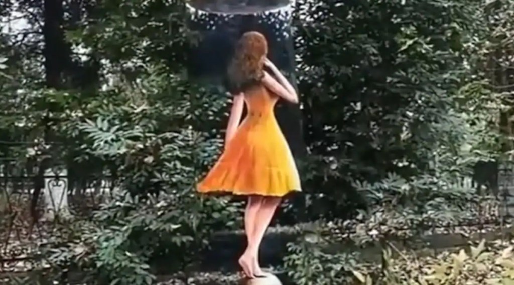 The most beautiful 3D painting made on a tree by a person The most beautiful 3D painting made on a tree by a person