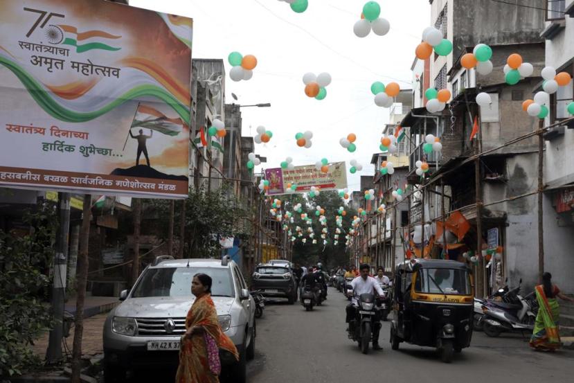 विविध राजकीय पक्षांसह सामाजिक, सांस्कृतिक संस्था आणि संघटनांनी काढलेल्या दुचाकी तिरंगा फेरीला उत्स्फूर्त प्रतिसाद लाभला.
