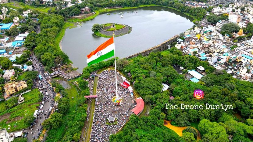 तर, रिक्षाचालक आणि दुचाकीचालकांसह मोटारमालकांनी आपल्या वाहनावर तिरंगा फडकवला आहे.