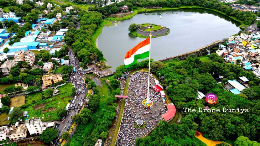 विभागीय आयुक्तालय असलेल्या विधान भवन येथे राज्यपाल भगतसिंह कोश्यारी यांच्या हस्ते ध्वजारोहण करण्यात आले.