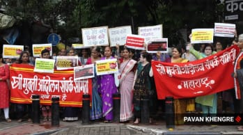 गुजरात सरकारने बिल्किस बानो प्रकरणातील ११ दोषींच्या सुटकेच्या विरोधात स्त्री-मुक्ती आंदोलन समितीच्यावतीने पुण्यातील गुडलक चौकात निदर्शने करण्यात आली. (एक्स्प्रेस फोटो पवन खेंगरे)
