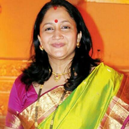 बिग बॉसच्या चौथ्या पर्वात सहभागी होणाऱ्या कलाकारांमध्ये पहिले नाव अभिनेत्री अलका कुबल यांचे घेतले जात आहे. अलका कुबल 'आई माझी काळूबाई' या मालिकेत झळकल्या होत्या.