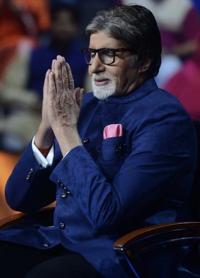 कौन बनेगा करोडपती या कार्यक्रमाच्या प्रत्येक भागात ते विविध रंगाचे कोर्ट, टाय, ब्रोच तर कधी स्कार्फ यासारख्या विविध अवतारात दिसतात.
