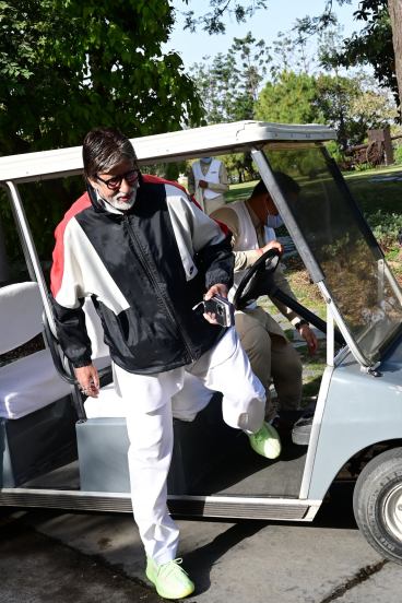 ‘कौन बनेगा करोडपती’च्या प्रत्येक भागाचे सूत्रसंचालन करणाऱ्या बिग बींच्या कपड्यांसाठी १० लाख रुपये खर्च होतात.