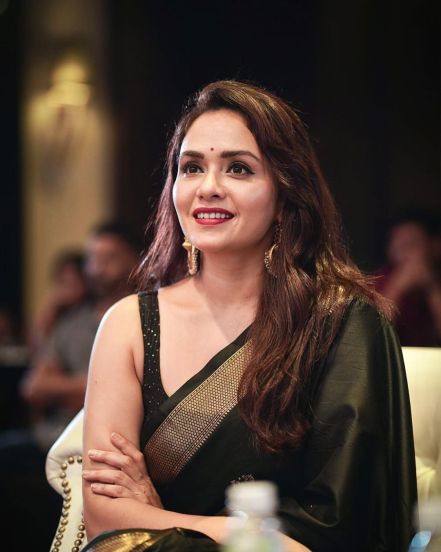 मराठमोळी अभिनेत्री अमृता खानविलकर सोशल मीडियावर नेहमीच चर्चेत असते.