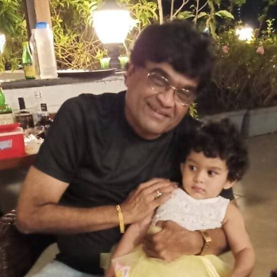 अशोक सराफ हे त्यांच्या वैयक्तिक आयुष्याबद्दल खूप कमी बोलताना दिसतात.
