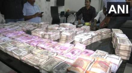 VIDEO: बिहारमध्ये सरकारी अधिकाऱ्यांच्या घरातून सापडले ४ कोटींचे घबाड, पैसे मोजताना अधिकाऱ्यांची दमछाक VIDEO: बिहारमध्ये सरकारी अधिकाऱ्यांच्या घरातून सापडले ४ कोटींचे घबाड, पैसे मोजताना अधिकाऱ्यांची दमछाक