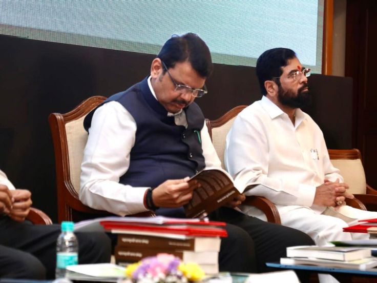 राज्यातील महाविकासआघाडीचे सरकार कोसळल्यानंतर मुख्यमंत्रीपदी एकनाथ शिंदे आणि उपमुख्यमंत्रीपदी देवेंद्र फडणवीस यांनी शपथ घेतली.