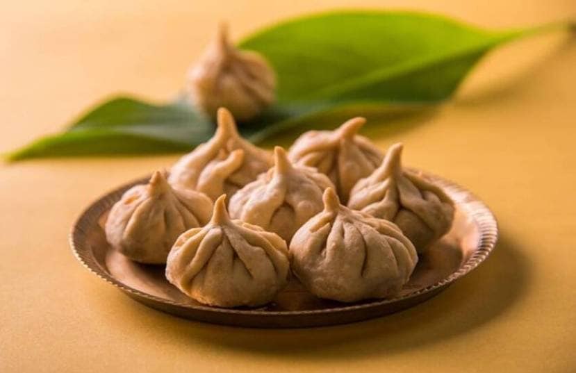 १० दिवस गणेशाला कोणता प्रसाद अर्पण करायचा हा प्रश्न तुम्हालाही पडला असेल तर, घरातले काही पदार्थ सुद्धा वापरून सोपा प्रसाद म्हणून करू शकता. (Photo: Freepik)