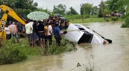 ( नाल्यावरील रस्ता ओलांडताना चारचाकी वाहून गेली )