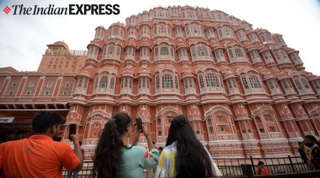 लाल आणि गुलाबी वाळूच्या दगडापासून बनवलेला हवा महल जयपूरमधील सर्वात लोकप्रिय ठिकाणांपैकी एक आहे. 'पॅलेस ऑफ विंड्स' म्हणूनही ओळखले जाणारे, हे १९९९ मध्ये बांधले गेले होते. हिंदू आणि मुस्लिम वास्तुकलेचे मिश्रण असलेला हा हवा महल लहान खिडक्या किंवा झरोखांसाठी प्रसिद्ध आहे. (एक्सप्रेस संग्रह)