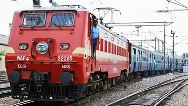 याच्या मदतीने तुम्ही अवघ्या काही तासांत लांबचे अंतर कापू शकता. आम्ही तुम्हाला देशातील अशाच सर्वात वेगवान धावणाऱ्या रेल्वेची माहिती देणार आहोत