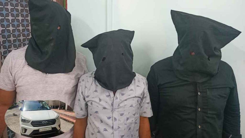 या तीन जणांना स्थानिक गुन्हे शाखेच्या पथकाने अटक केली. 