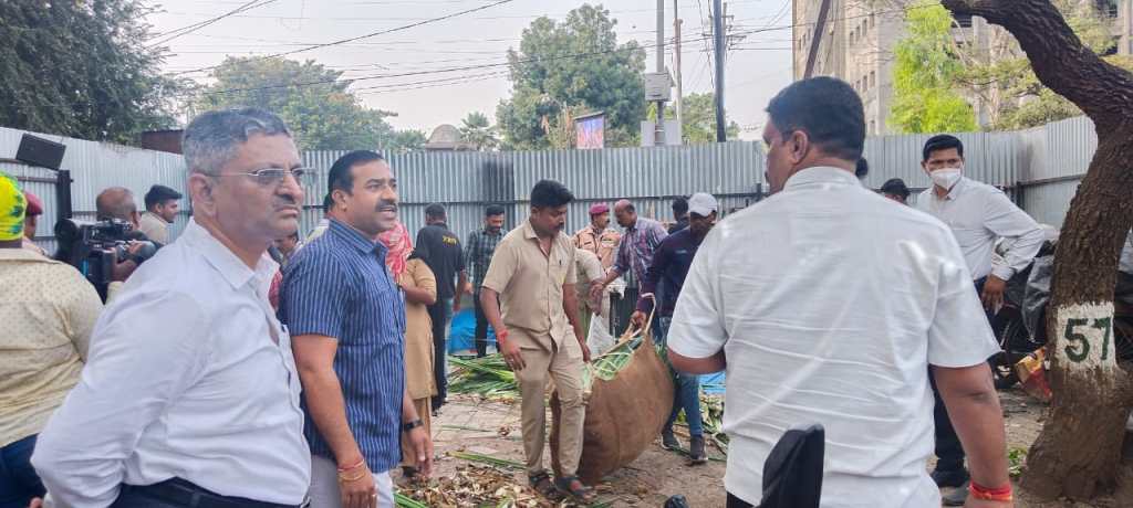 During the festive season, the market yard's dilemma broke out; Shivneri road cleared due to encroachment action