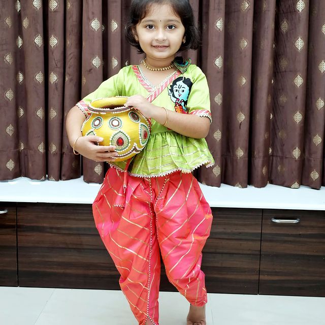 Have you seen little Krishna in 'Maazhi Tuzhi Reshimgath'?