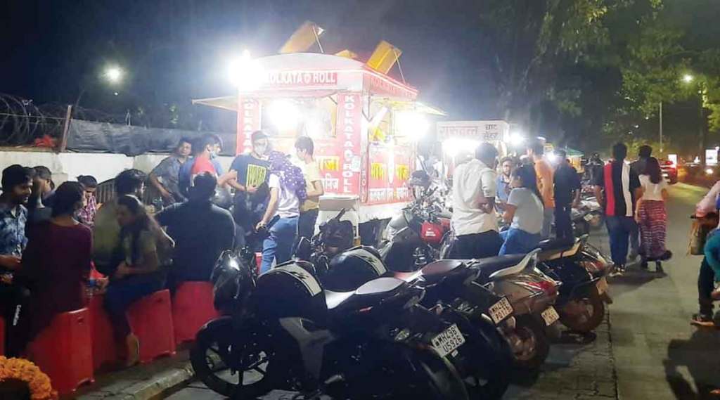 माटे चौक ते आयटी पार्क परिसरात पदपथावर खाद्यपदार्थ विक्रेत्यांनी दुकाने थाटली आहेत.
