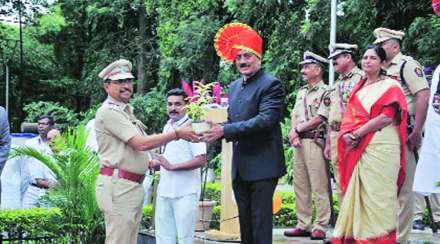 नाशिक रोड येथील विभागीय आयुक्त कार्यालयात आयोजित मुख्य ध्वजवंदन सोहळय़ात पुरस्कारार्थीचा गौरव करताना ग्रामविकासमंत्री गिरीश महाजन. समवेत आ. सीमा हिरे, आ. देवयानी फरांदे आदी. नाशिक रोड येथील विभागीय आयुक्त कार्यालयात आयोजित मुख्य ध्वजवंदन सोहळय़ात पुरस्कारार्थीचा गौरव करताना ग्रामविकासमंत्री गिरीश महाजन. समवेत आ. सीमा हिरे, आ. देवयानी फरांदे आदी.