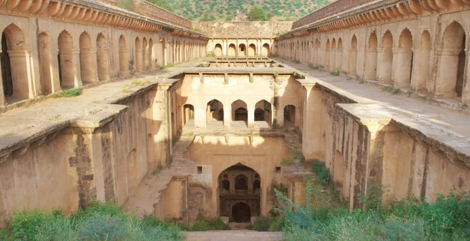 पर्यटक आणि स्थानिकांमध्ये लोकप्रिय असलेला नीमराना किल्ला. सुंदर कलाकृतीसाठी हा किल्ला ओळखला जातो. या किल्ल्यात असणाऱ्या पायऱ्या जितक्या आकर्षक आहेत तितक्याच चढाईसाठी अवघड असल्याचे सांगण्यात येते.