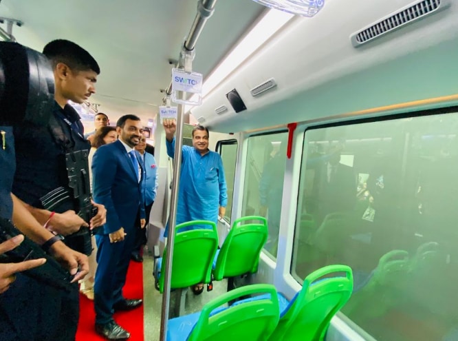  प्रत्येक सीटच्या खाली मोबाईल फोन चार्जिंगची व्यवस्था आहे  